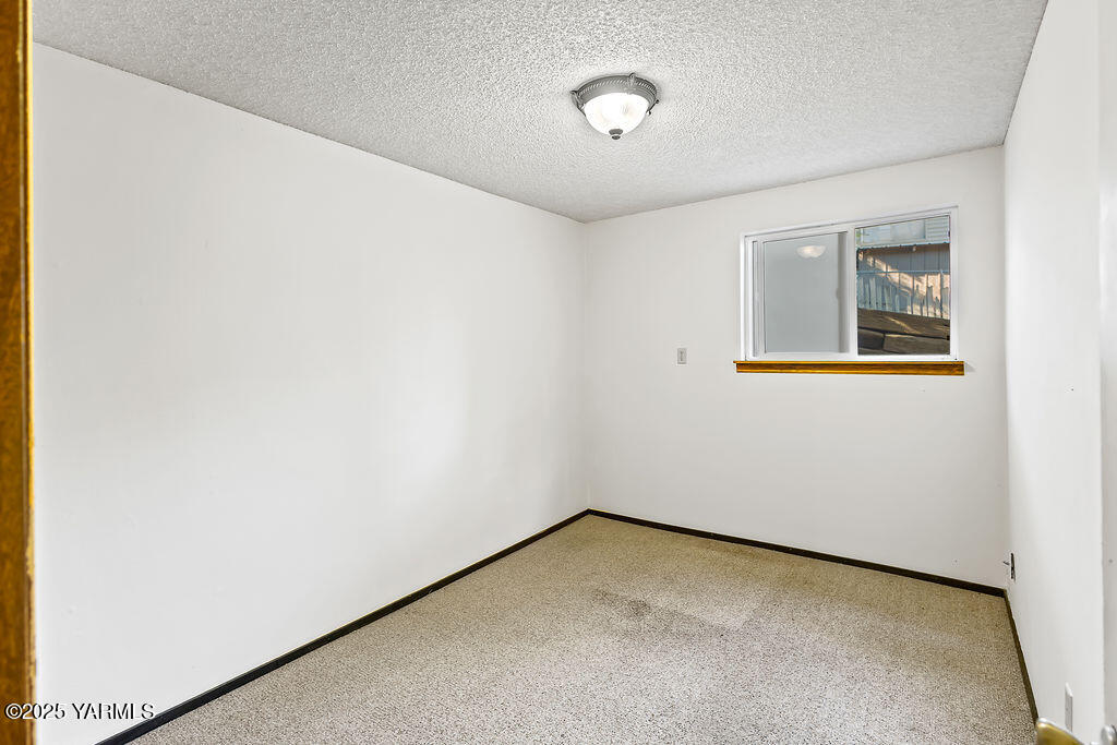 212 Anchor Loop Selah, WA 98942 - Photo 15 of 26 an empty room with a window