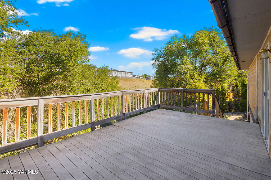 212 Anchor Loop Selah, WA 98942 - Photo 17 of 26 a view of a balcony with wooden floor