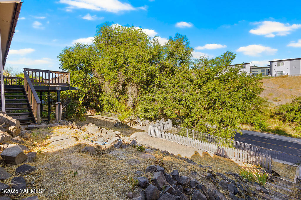 212 Anchor Loop Selah, WA 98942 - Photo 19 of 26 a view of a backyard with sitting area