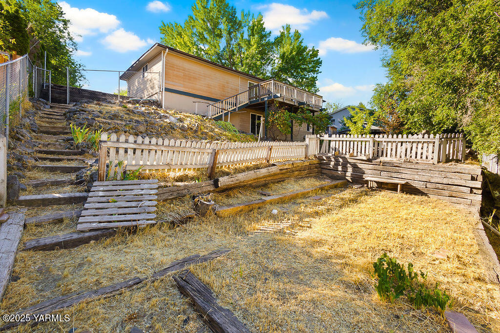 212 Anchor Loop Selah, WA 98942 - Photo 20 of 26 a view of a house with a yard