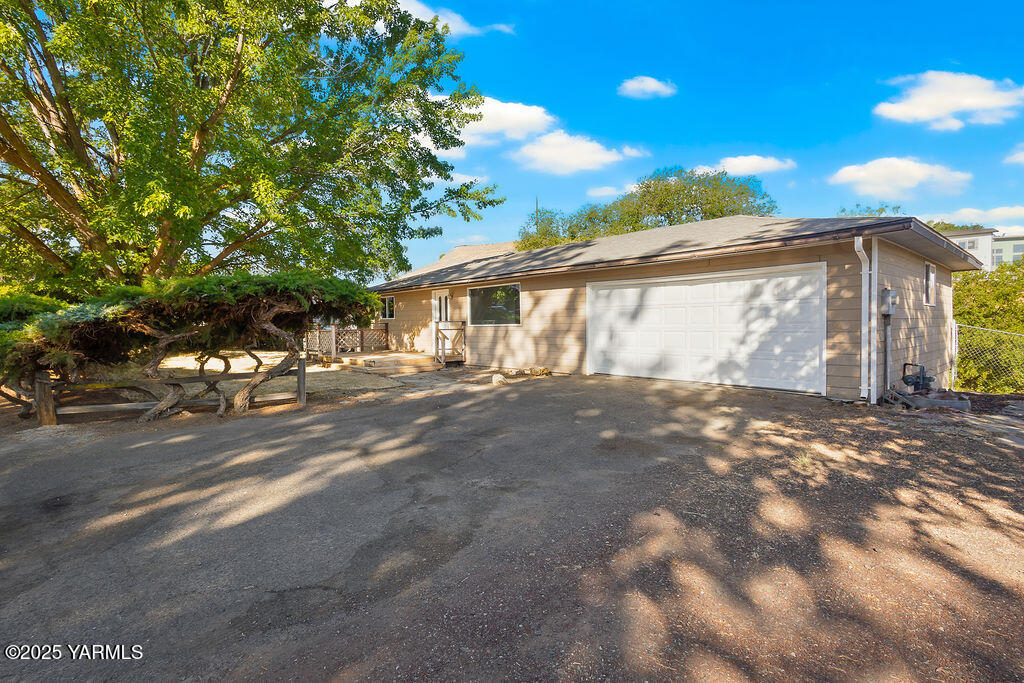 212 Anchor Loop Selah, WA 98942 - Photo 2 of 26 a view of a house with a yard