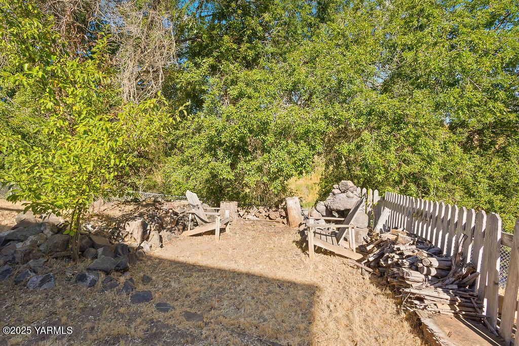 212 Anchor Loop Selah, WA 98942 - Photo 21 of 26 a view of backyard with a table and chairs