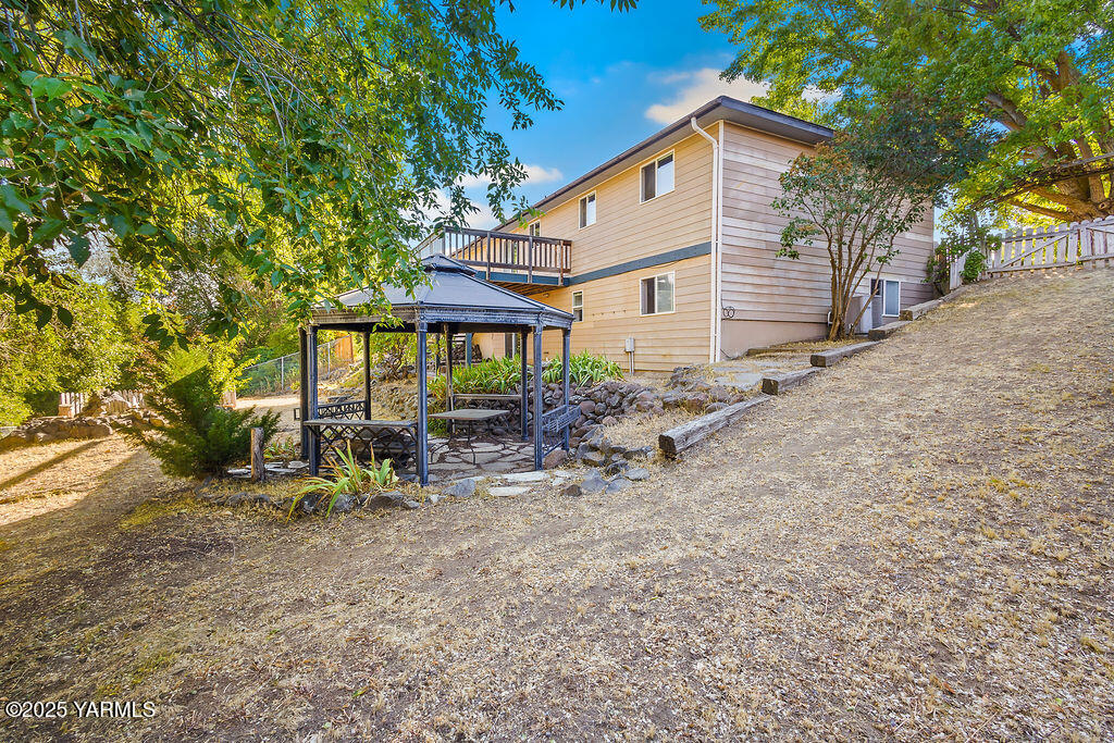 212 Anchor Loop Selah, WA 98942 - Photo 23 of 26 a view of patio with a table and chairs under an umbrella