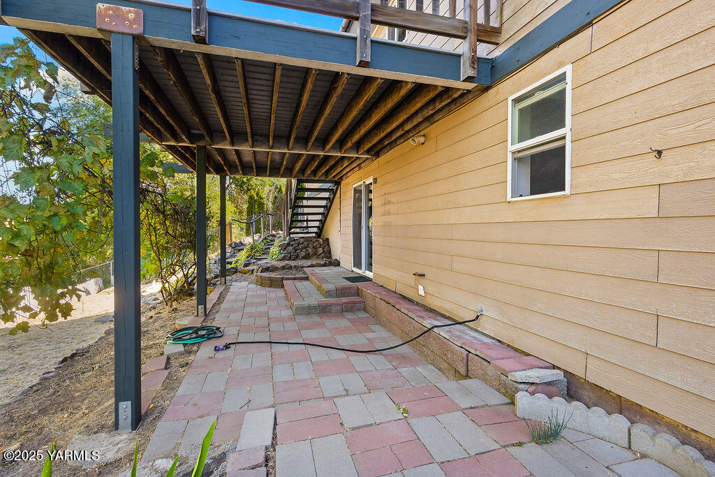 212 Anchor Loop Selah, WA 98942 - Photo 24 of 26 a view of a porch