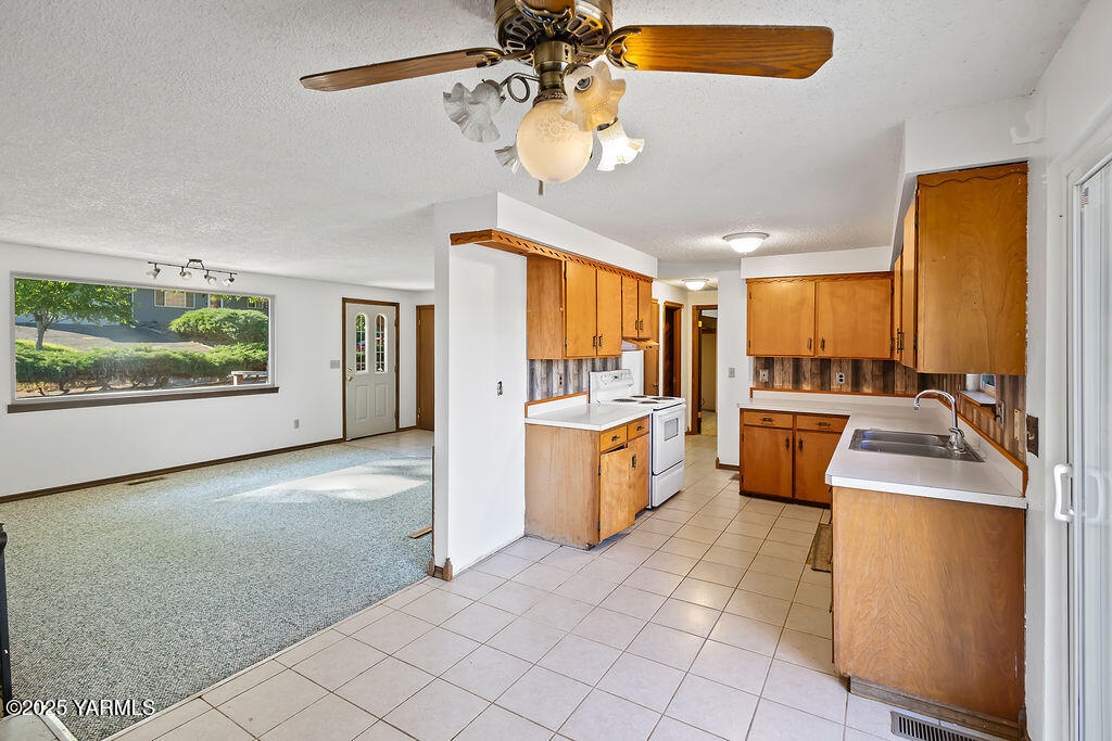 212 Anchor Loop Selah, WA 98942 - Photo 5 of 26 a kitchen with a sink appliances and cabinets