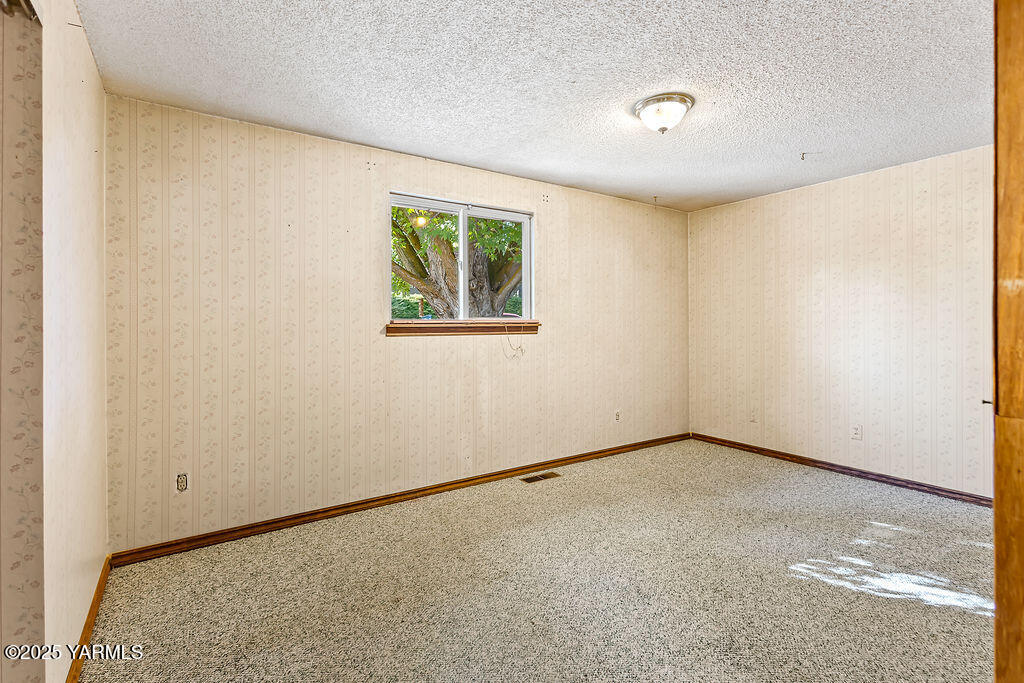 212 Anchor Loop Selah, WA 98942 - Photo 7 of 26 a view of an empty room with a window