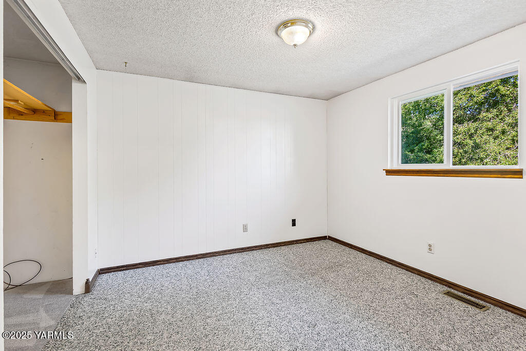 212 Anchor Loop Selah, WA 98942 - Photo 9 of 26 an empty room with a empty space and a window