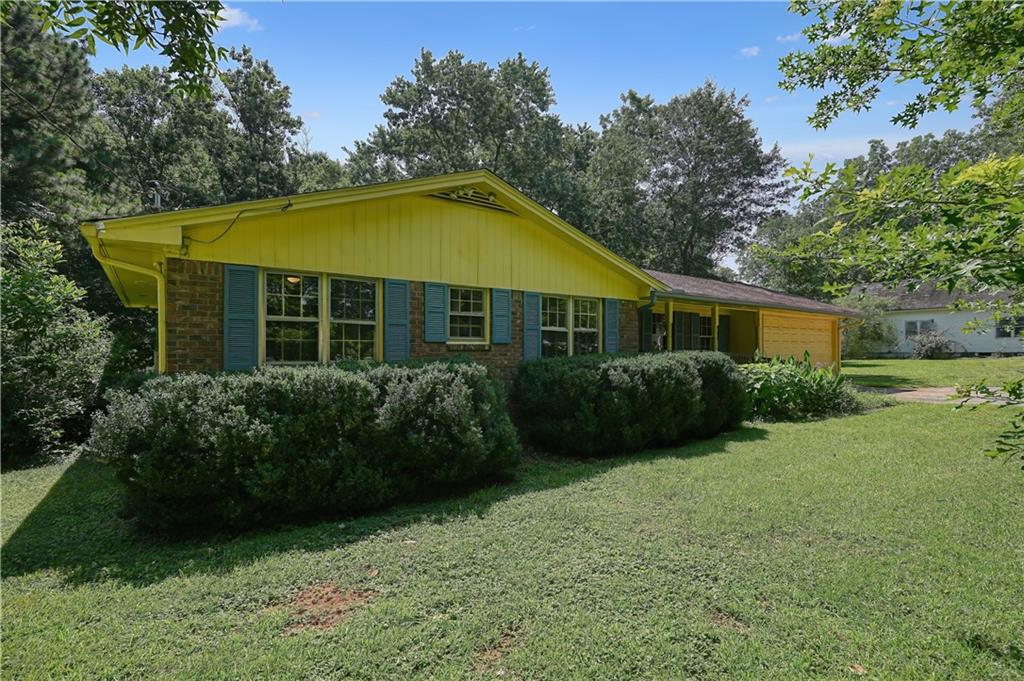 a view of a house with backyard and garden