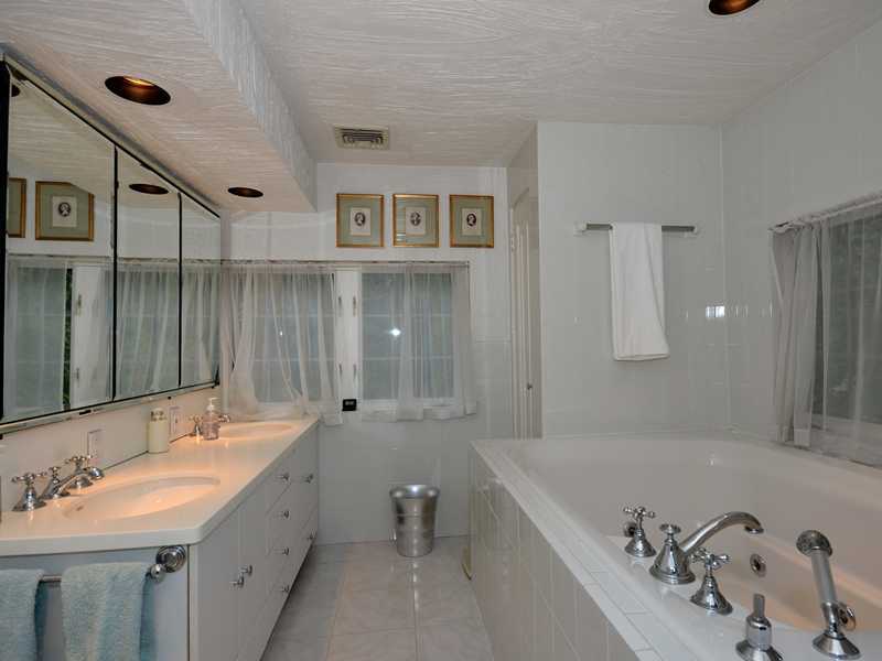 331 Hollow Tree Ridge Road Darien, CT 06820 - Photo 9 of 19 a bathroom with a bathtub sink mirror and toilet
