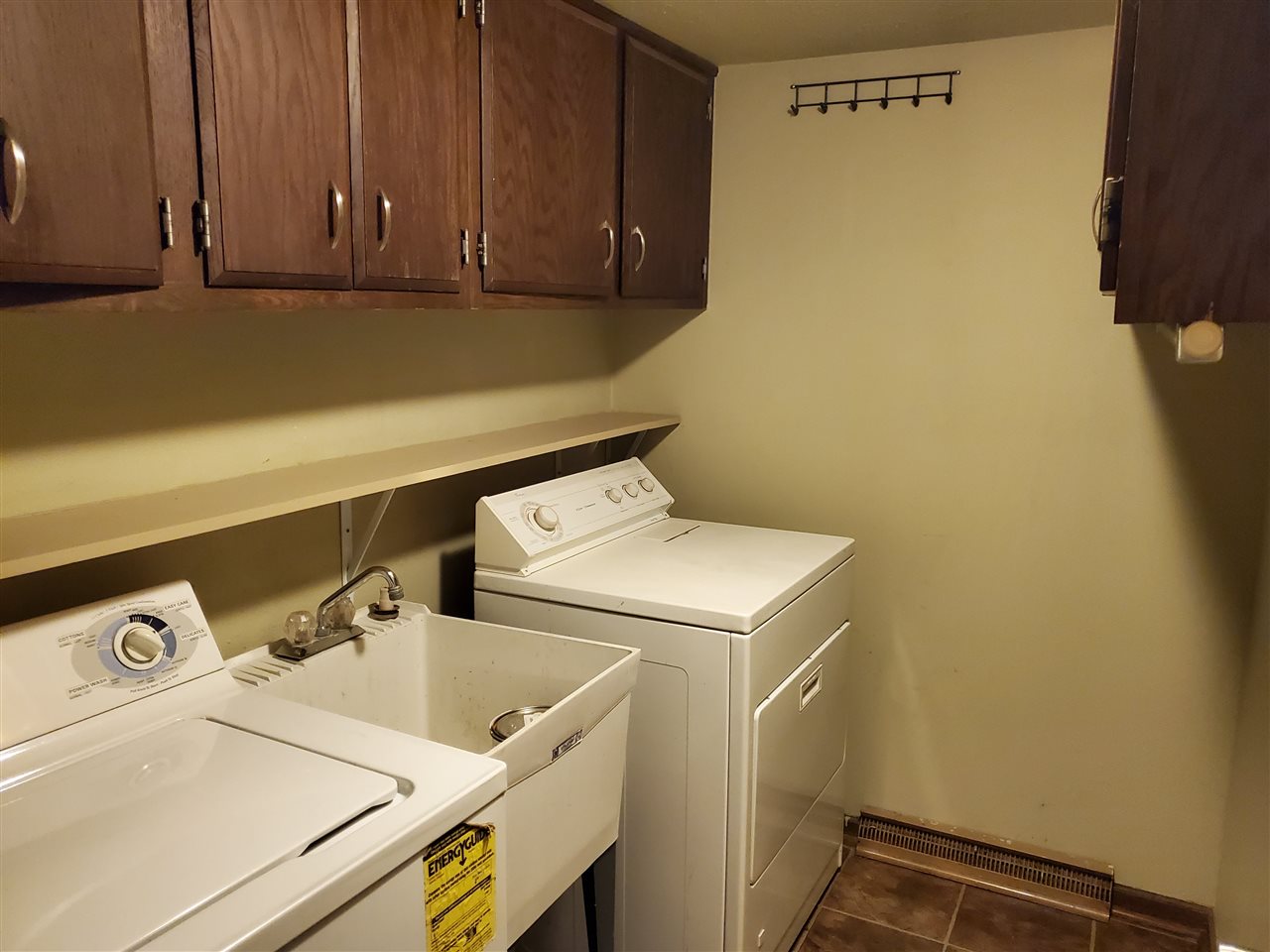 4802 Spring Creek Road Rockford, IL 61114 - Photo 11 of 25 a utility room with dryer and washer