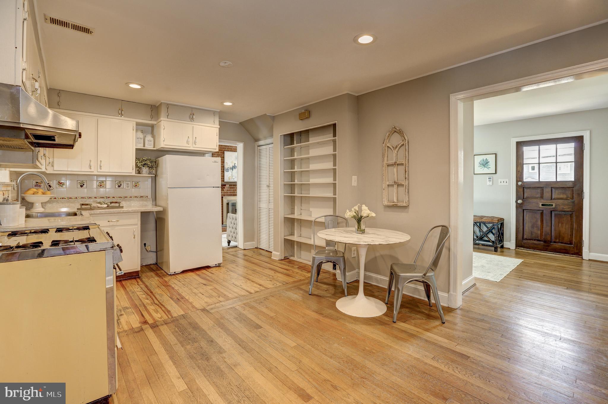 5322 Wakefield Road Bethesda, MD 20816 - Photo 18 of 39 Eat-in kitchen, ready for your updates.