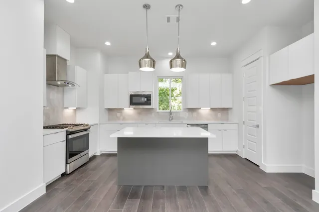 $2,600 | 4721 Independence Heights Lane, Houston, TX 77018