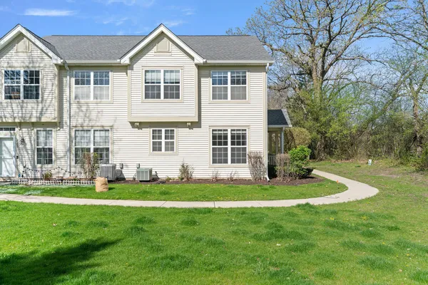$2,400 | 712 Morris Court, Lakemoor, IL 60051