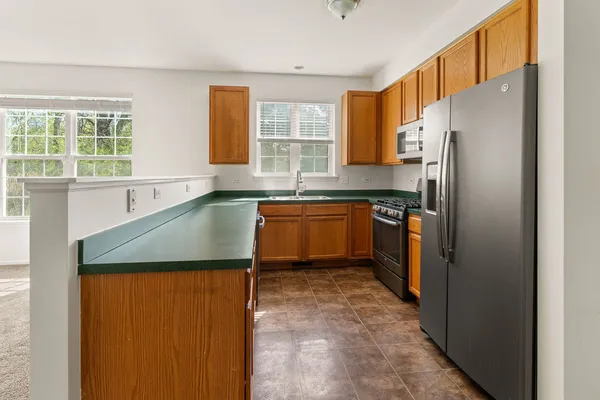 $2,400 | 712 Morris Court, Lakemoor, IL 60051
