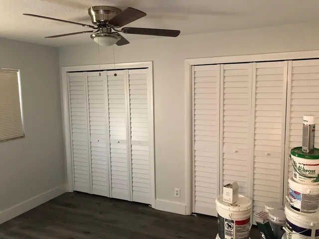 a view of a livingroom with furniture