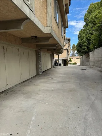 a view of a parking area