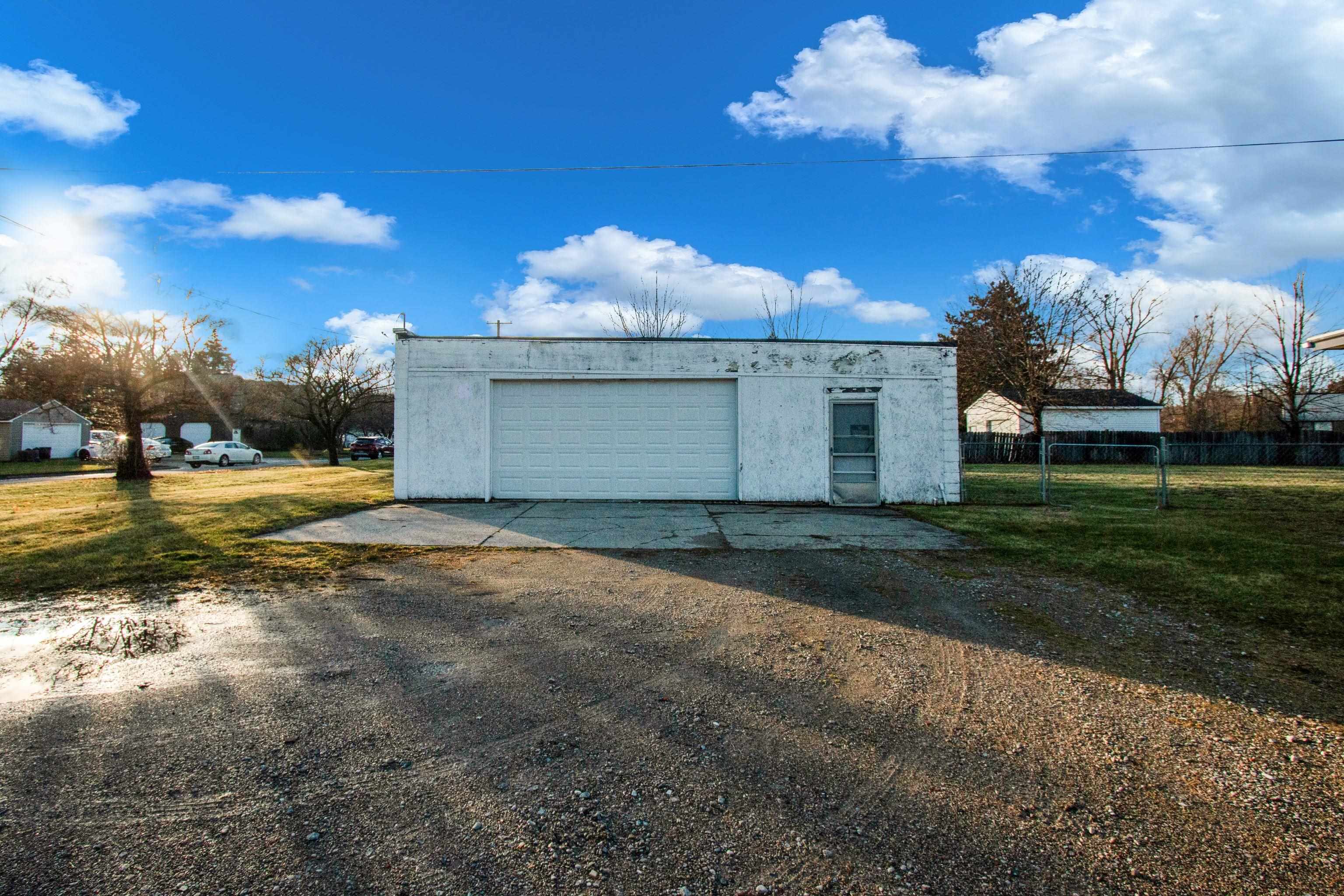 2905 North Center Road Flint, MI 48506 - Photo 15 of 15 50129509-6b0fc525-ff0b-4bd6-94af-dbb166feb1f3.JPG