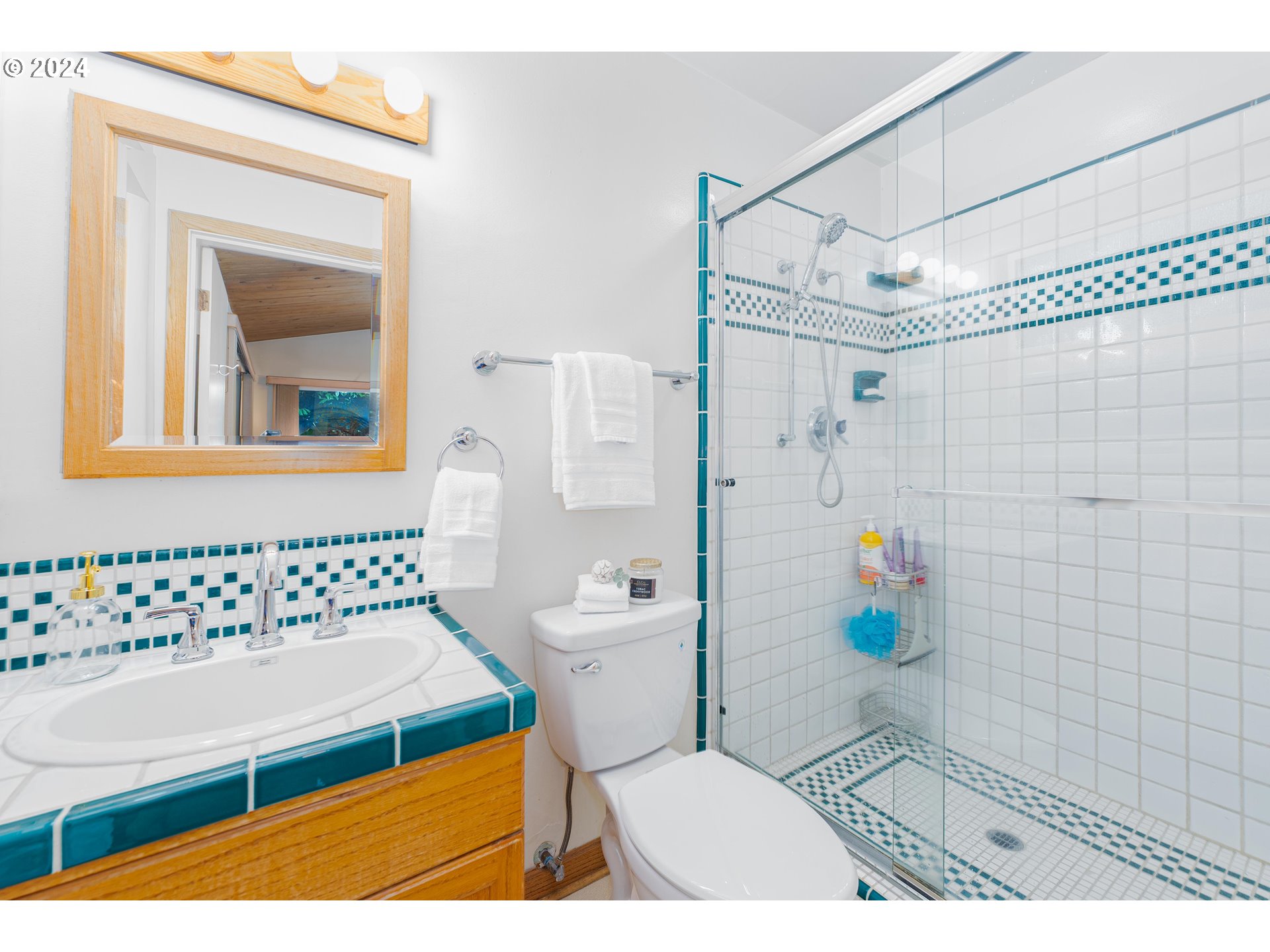 5930 Southwest Ralston Drive Portland, OR 97239 - Photo 16 of 38 Bathroom