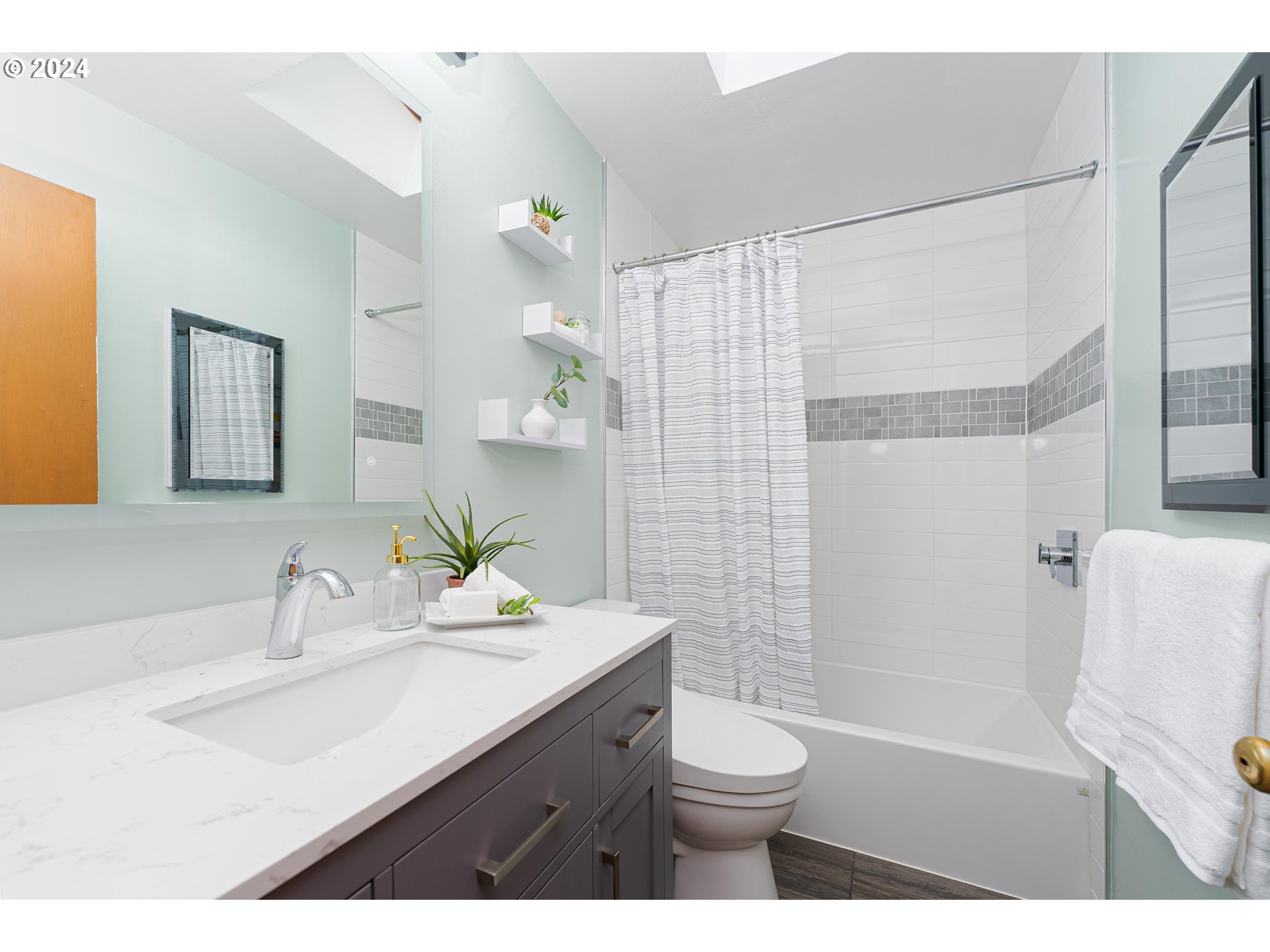 5930 Southwest Ralston Drive Portland, OR 97239 - Photo 20 of 38 Bathroom