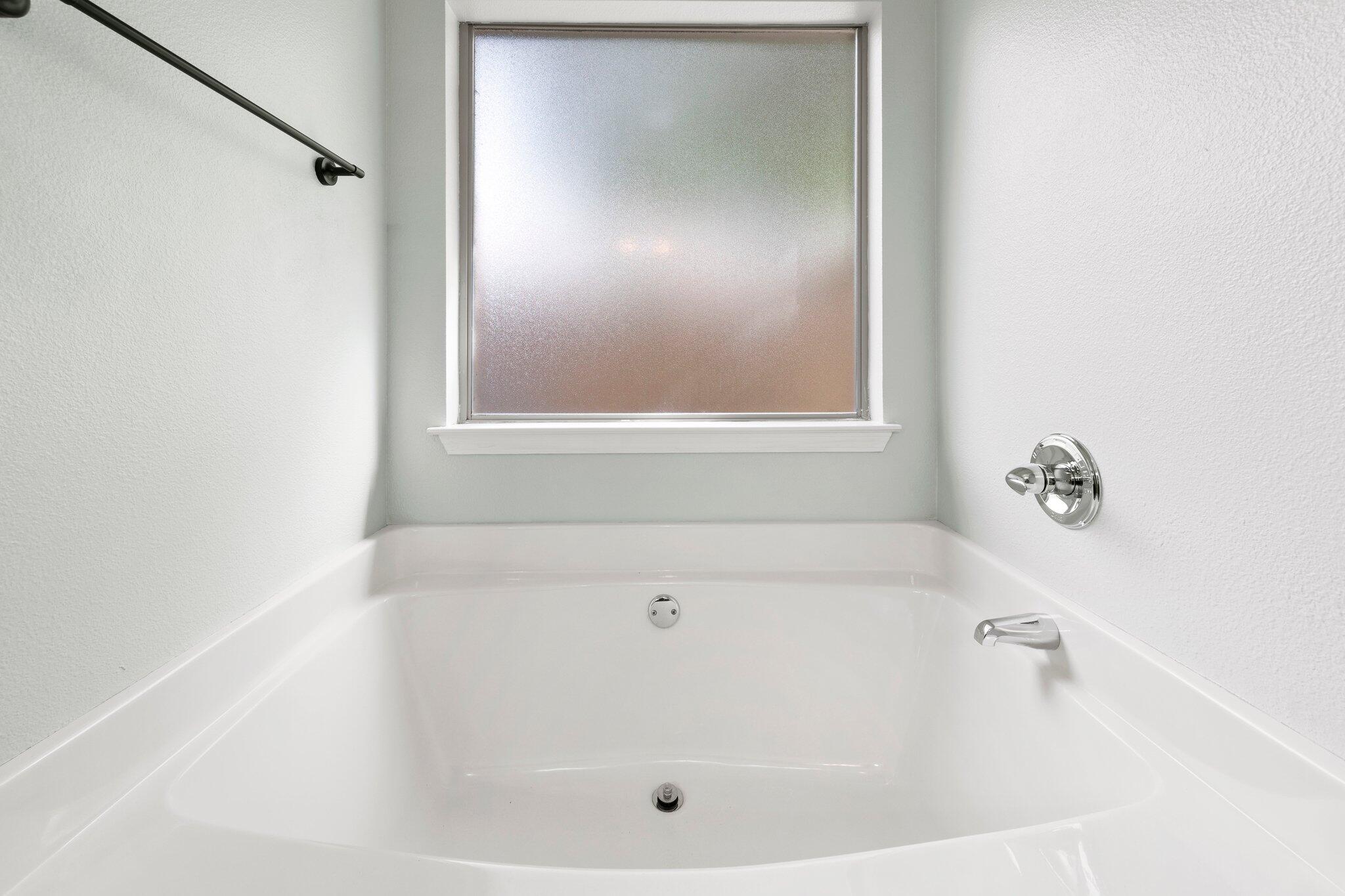 208 Foxchase Way Crestview, FL 32536 - Photo 30 of 51 a bathroom with a bathtub