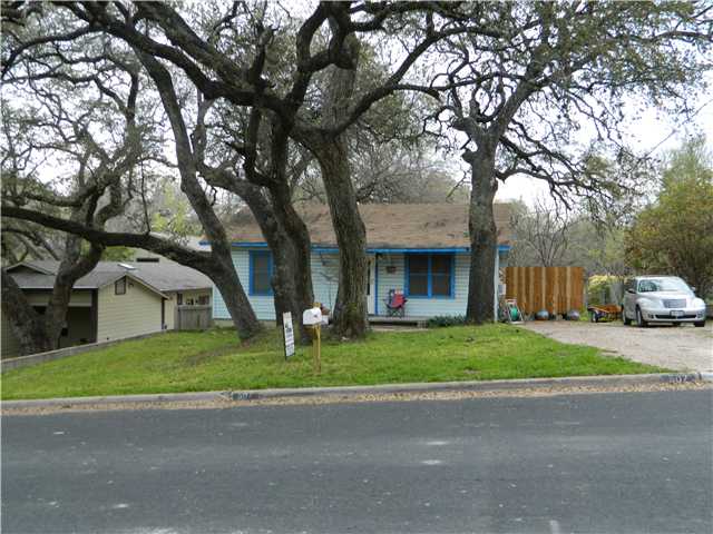 a view of a outdoor space in front of a house