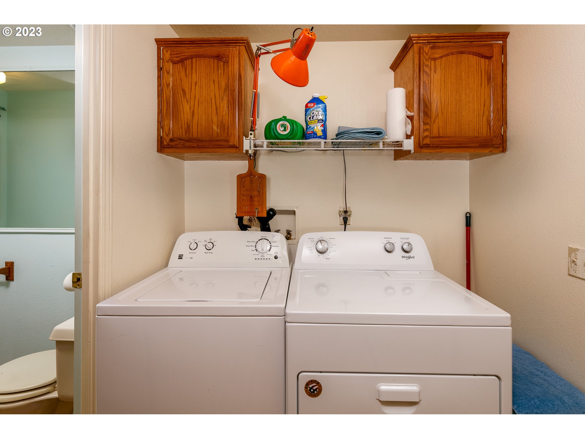 1404 Dillon Road Hood River, OR 97031 - Photo 18 of 30 a utility room with dryer and washer