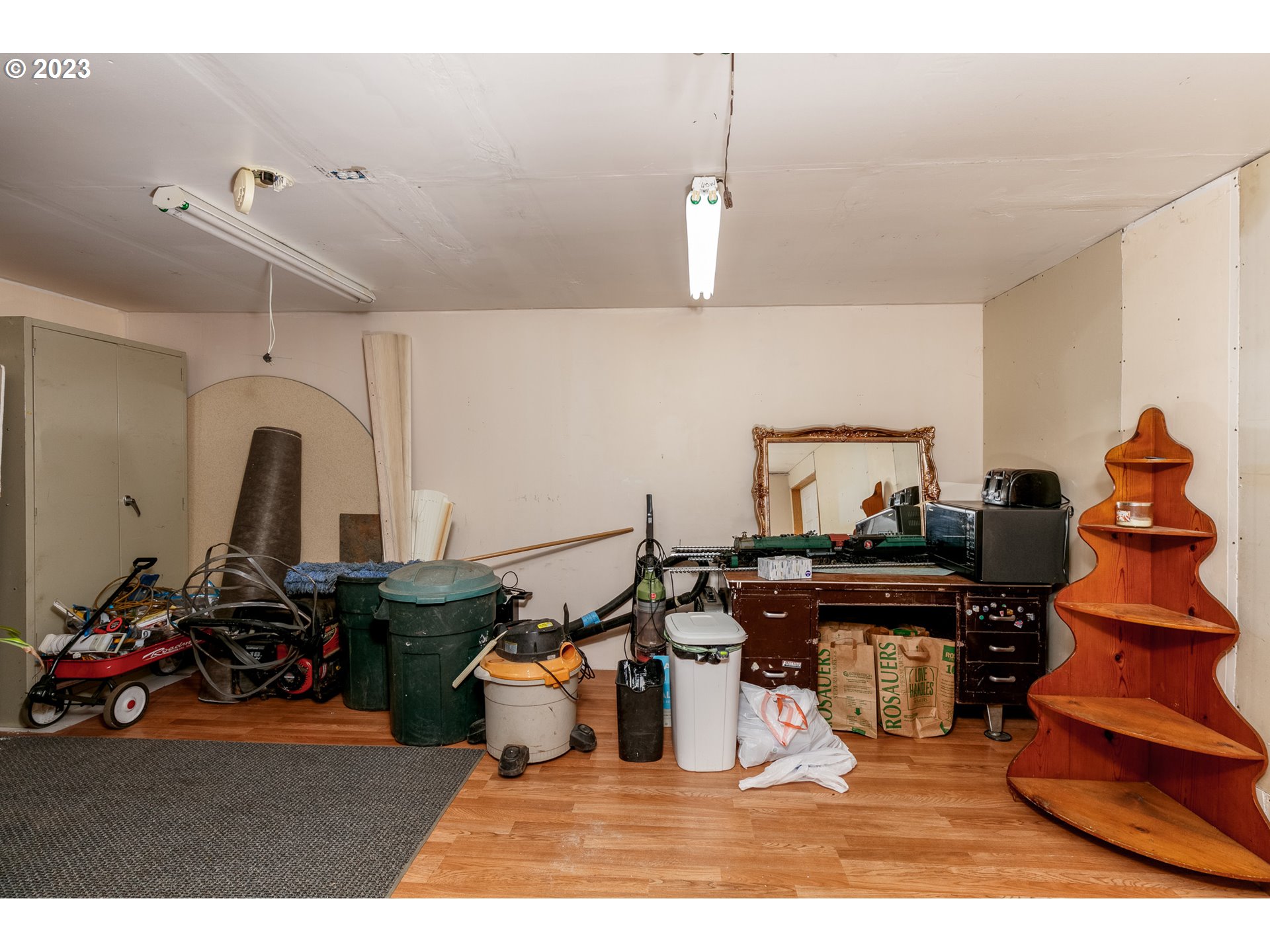 1404 Dillon Road Hood River, OR 97031 - Photo 19 of 30 a living room with lots of chairs and gym equipment