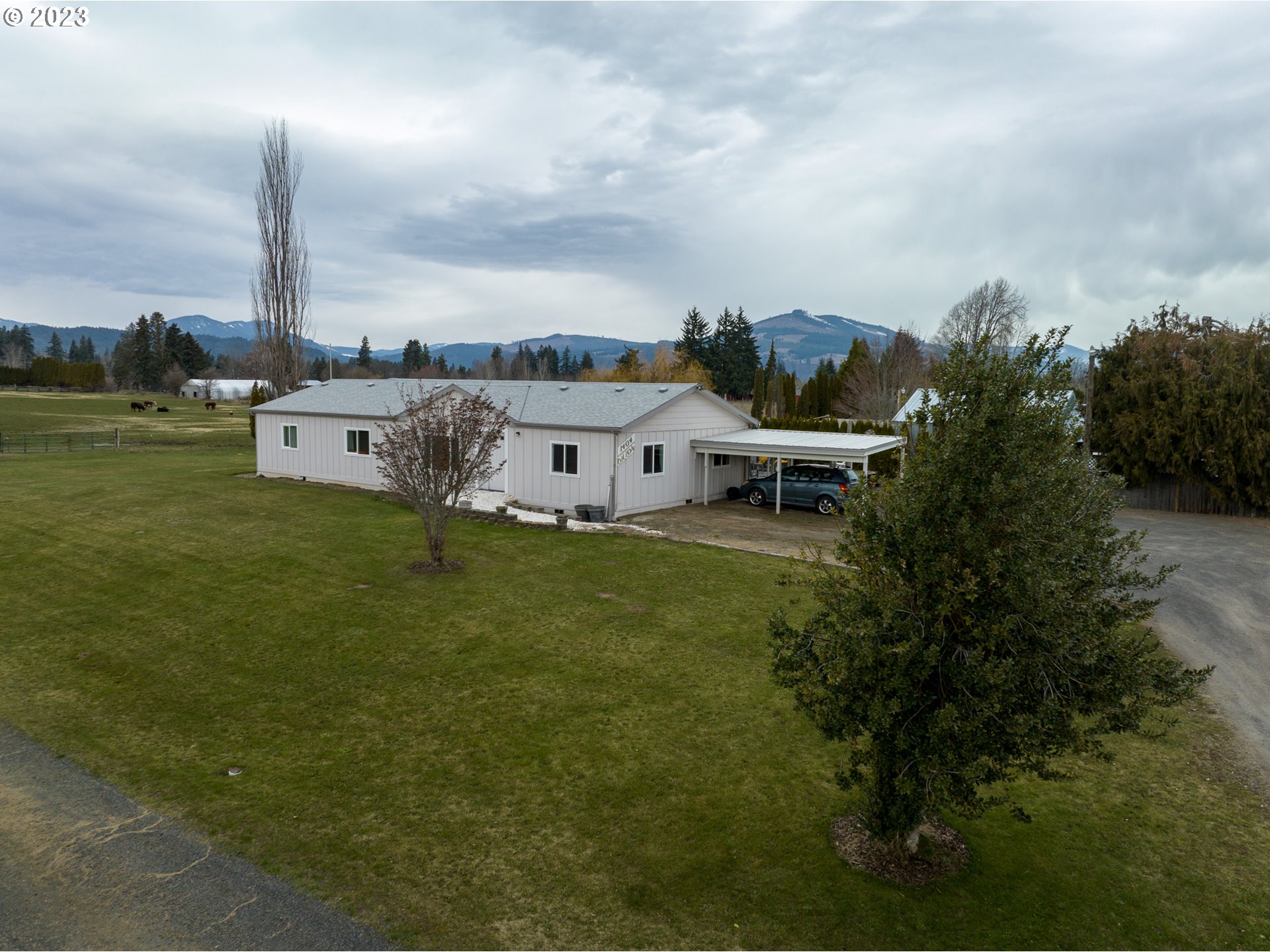 1404 Dillon Road Hood River, OR 97031 - Photo 28 of 30 a view of a terrace with a garden