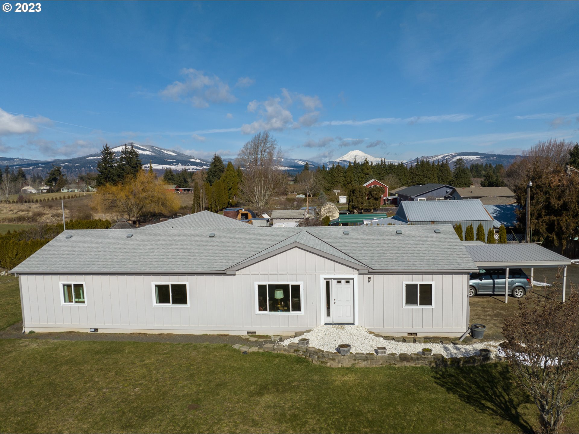 1404 Dillon Road Hood River, OR 97031 - Photo 3 of 30 front view of house with a yard