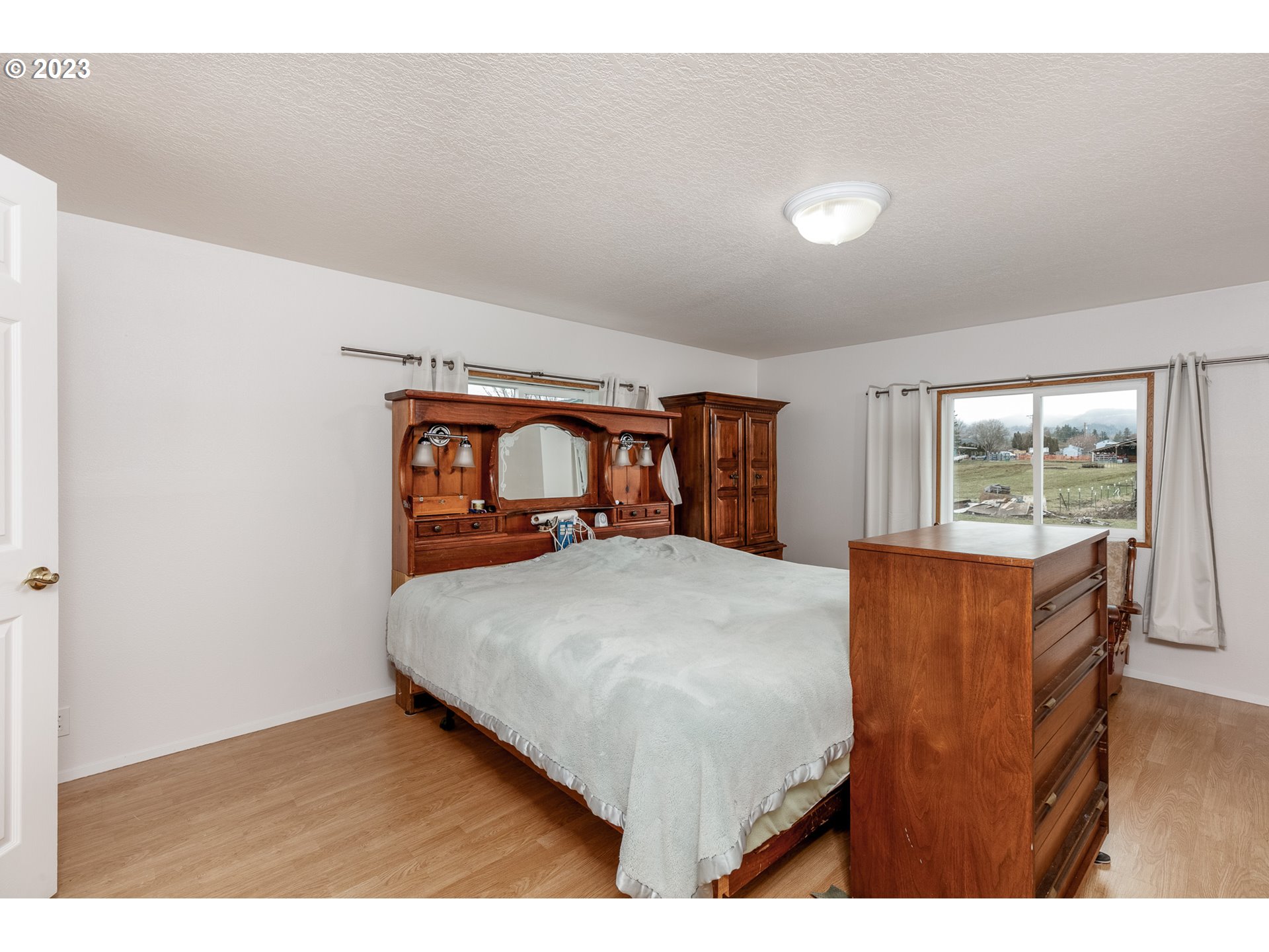 1404 Dillon Road Hood River, OR 97031 - Photo 10 of 30 a bedroom with a bed and a window