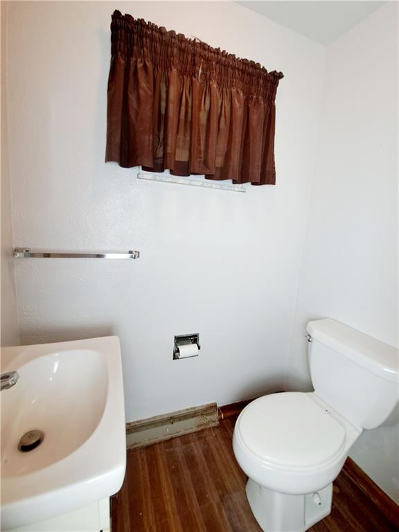 530 Scott Hollow Road Burgettstown, PA 15021 - Photo 13 of 21 a bathroom with a toilet a sink and bathtub