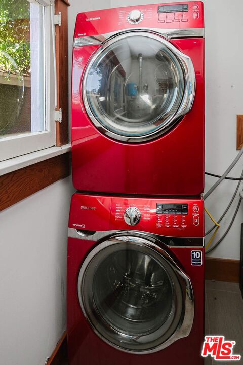 13239 Addison Street Sherman Oaks, CA 91423 - Photo 27 of 29 a utility room with a washer and dryer