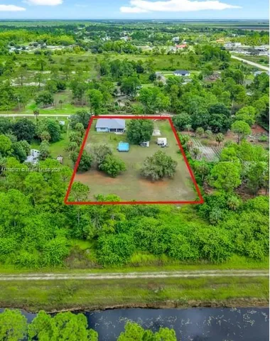 a view of an outdoor space