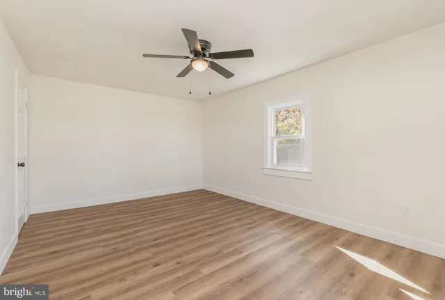 a view of a big room with wooden floor closet and windows