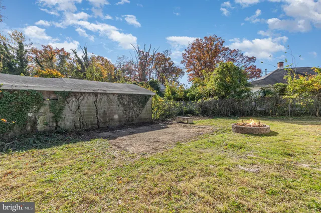 a view of a backyard