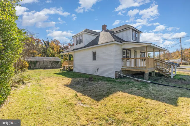 a view of a yard with a house