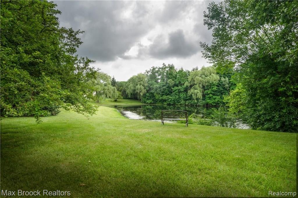 36186 Fredericksburg Road Farmington Hills, MI 48331 - Photo 32 of 38