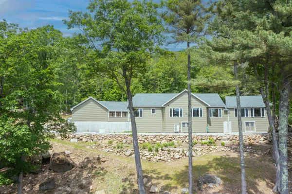 $949,000 | 11 Sebec Road, Holderness, NH 03245