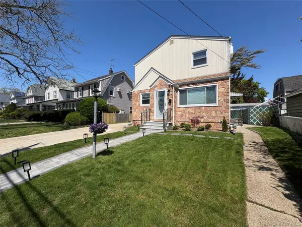 $2,750 | Undisclosed Address, East Rockaway, NY 11518