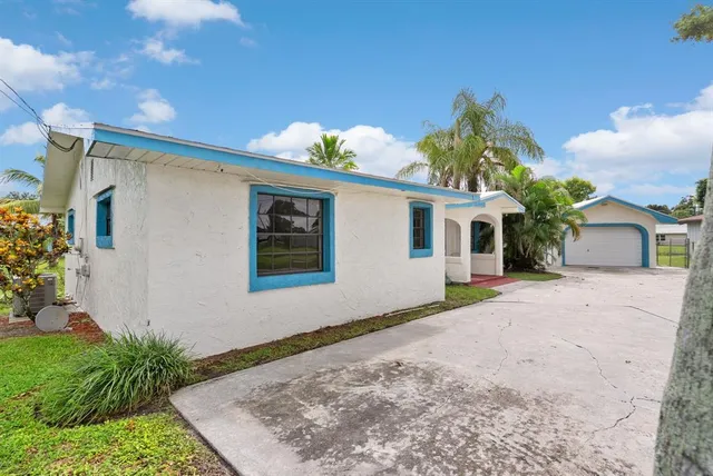 a view of a house with a backyard