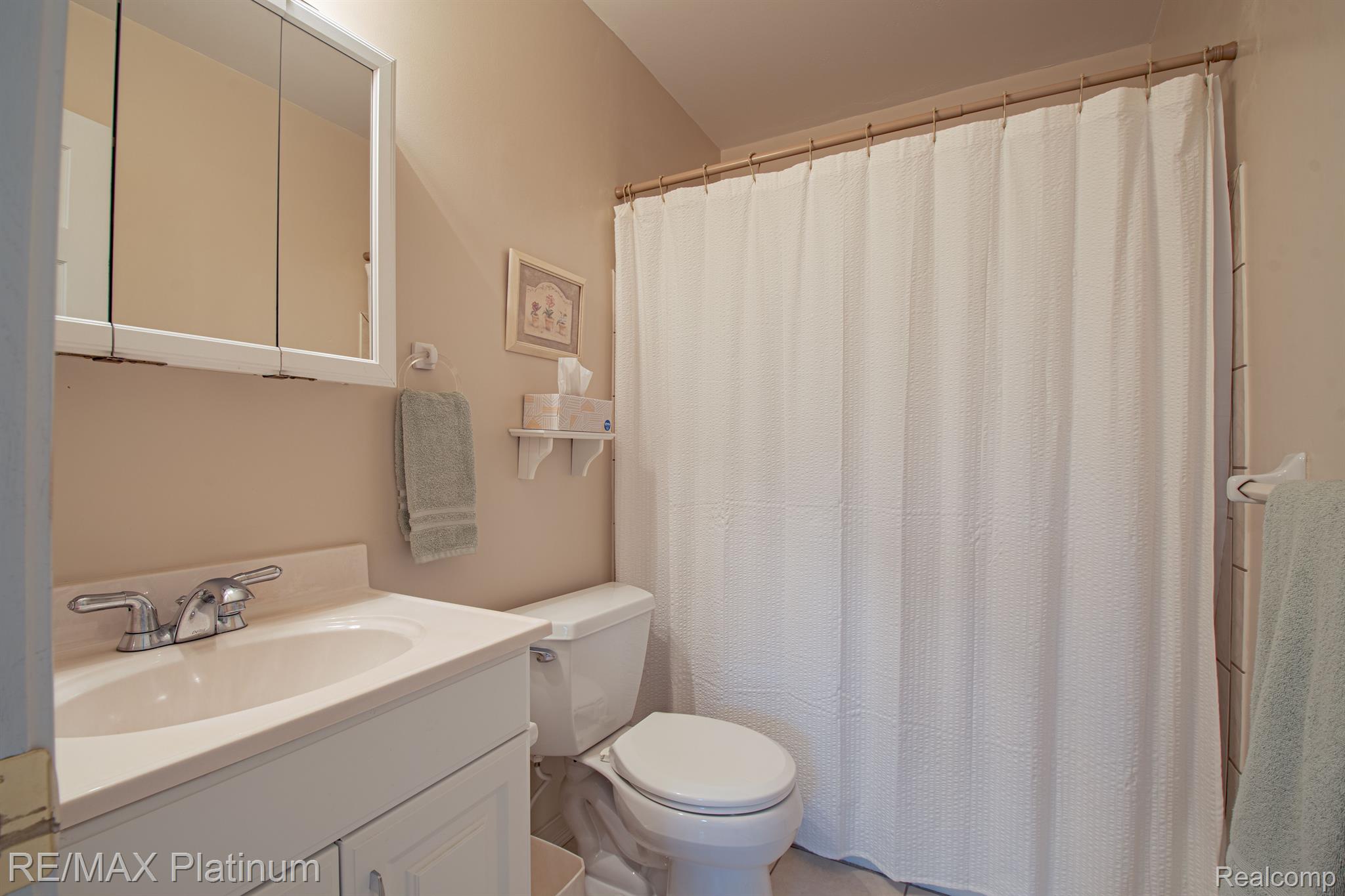 11585 Tipsico Lake Road Fenton, MI 48430 - Photo 14 of 32 Primary Bath