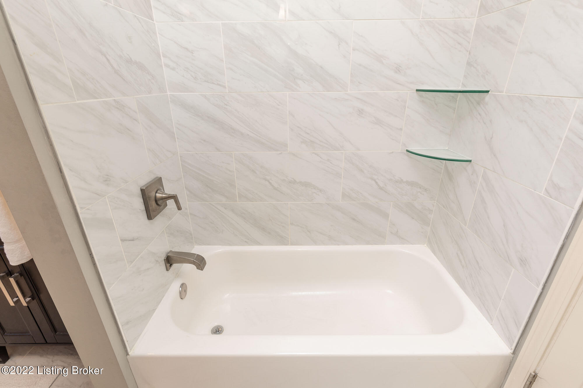 810 Stivers Road Louisville, KY 40207 - Photo 14 of 37 Beautiful tiled tub/shower