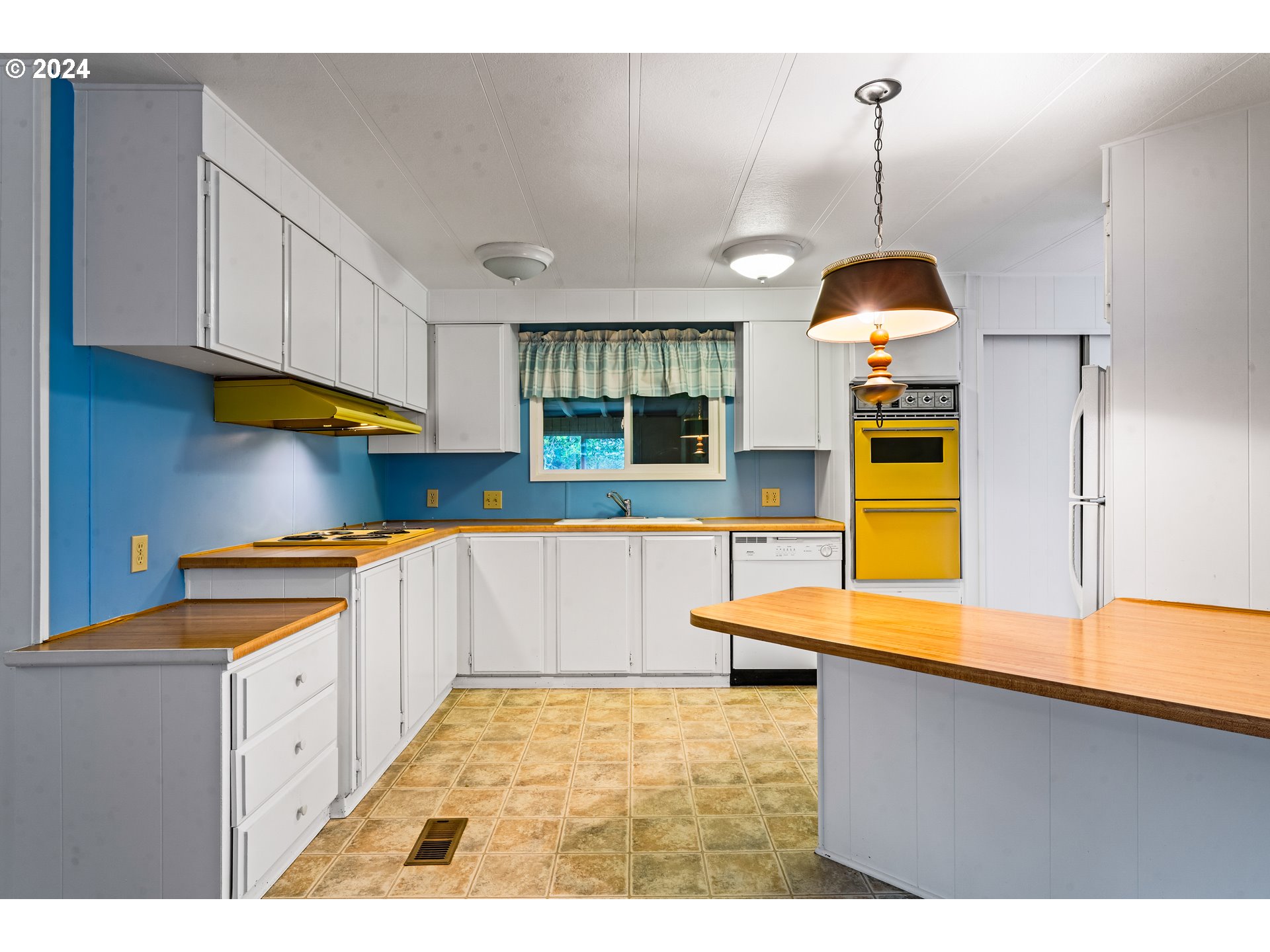 1600 Rhododendron Drive, Unit 406 Florence, OR 97439 - Photo 14 of 42 a kitchen with stainless steel appliances granite countertop a sink a stove and a wooden floors