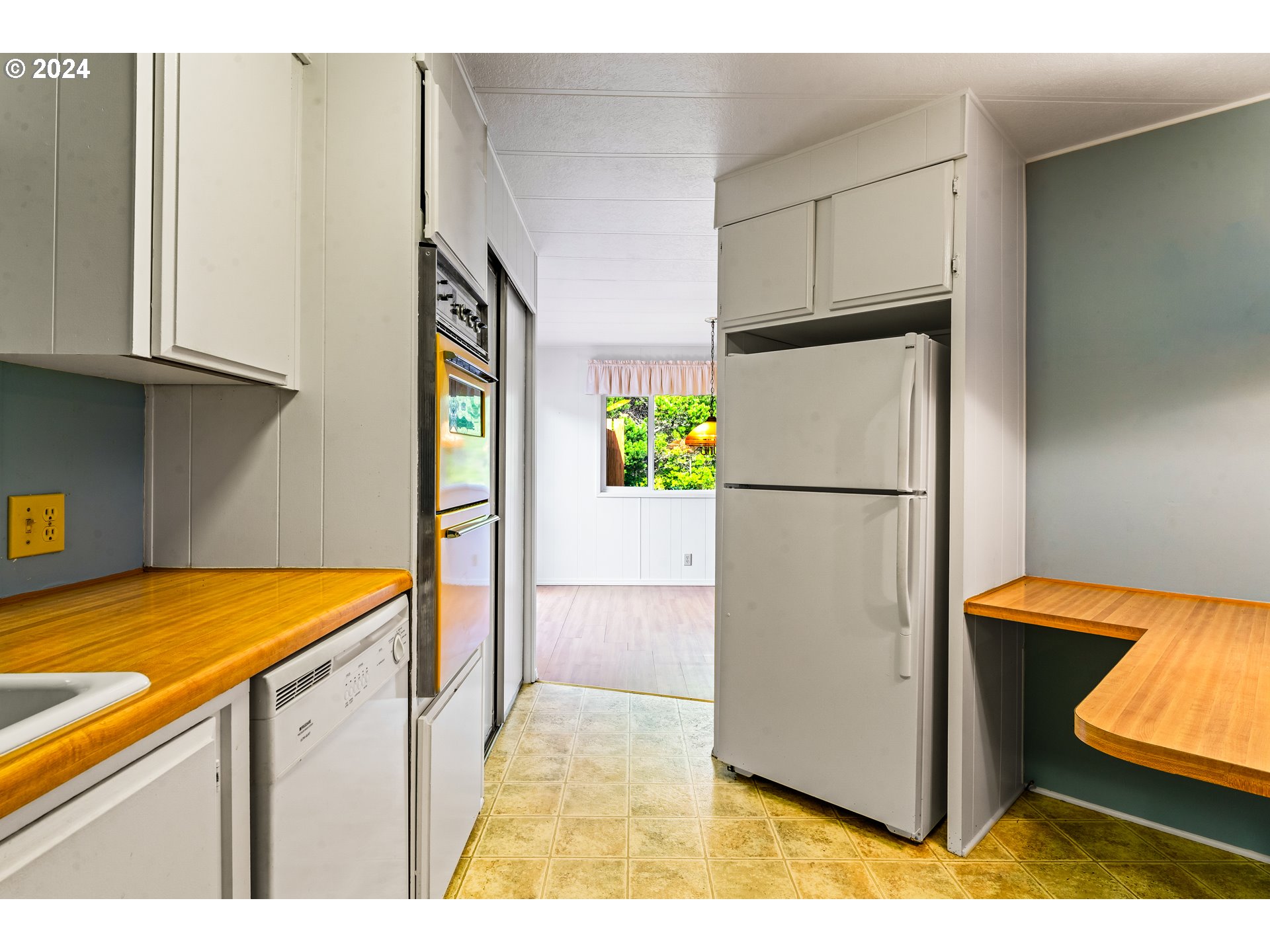 1600 Rhododendron Drive, Unit 406 Florence, OR 97439 - Photo 15 of 42 a kitchen with a refrigerator and a stove