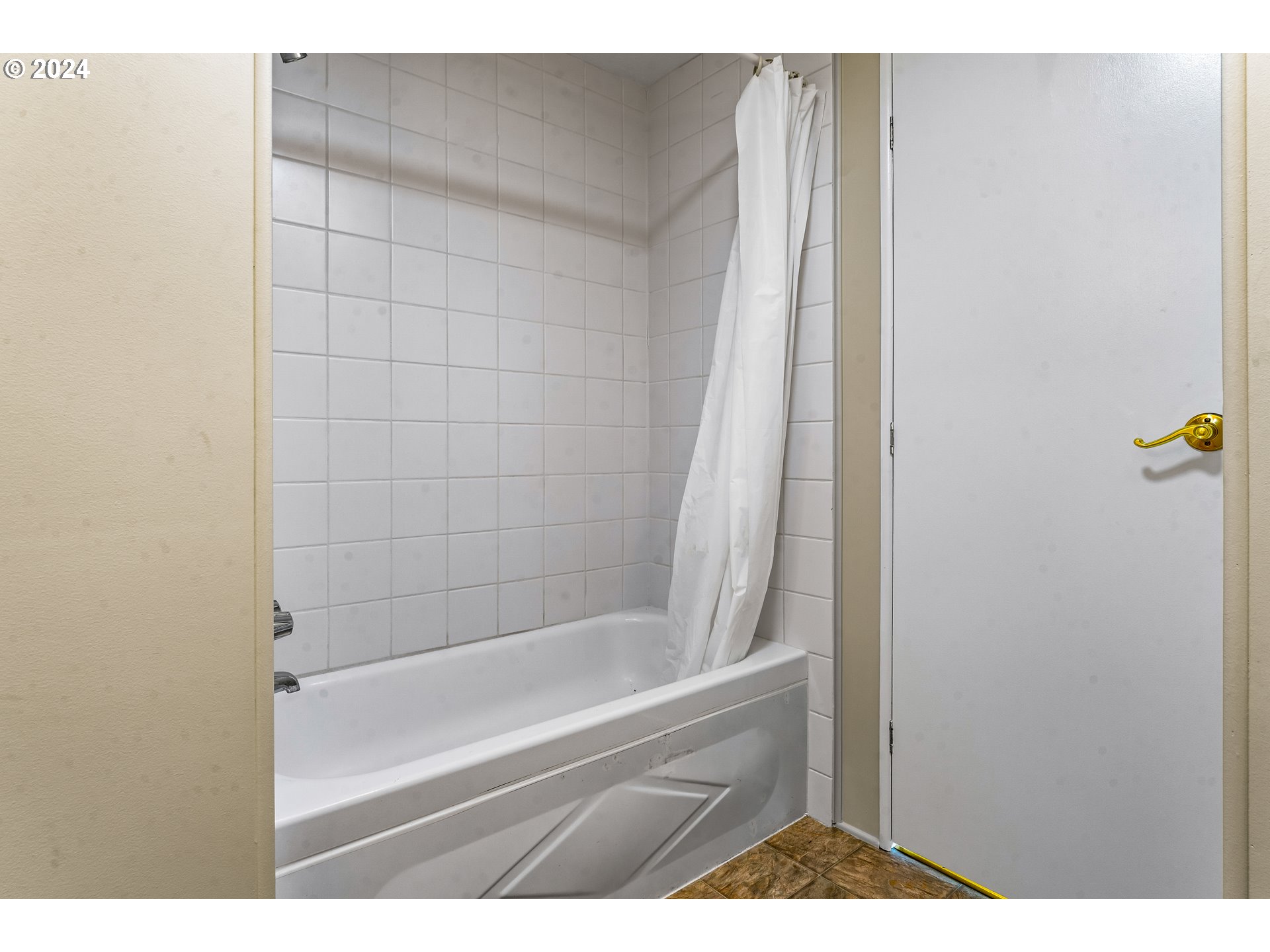 1600 Rhododendron Drive, Unit 406 Florence, OR 97439 - Photo 24 of 42 a bathroom with a shower and bathtub