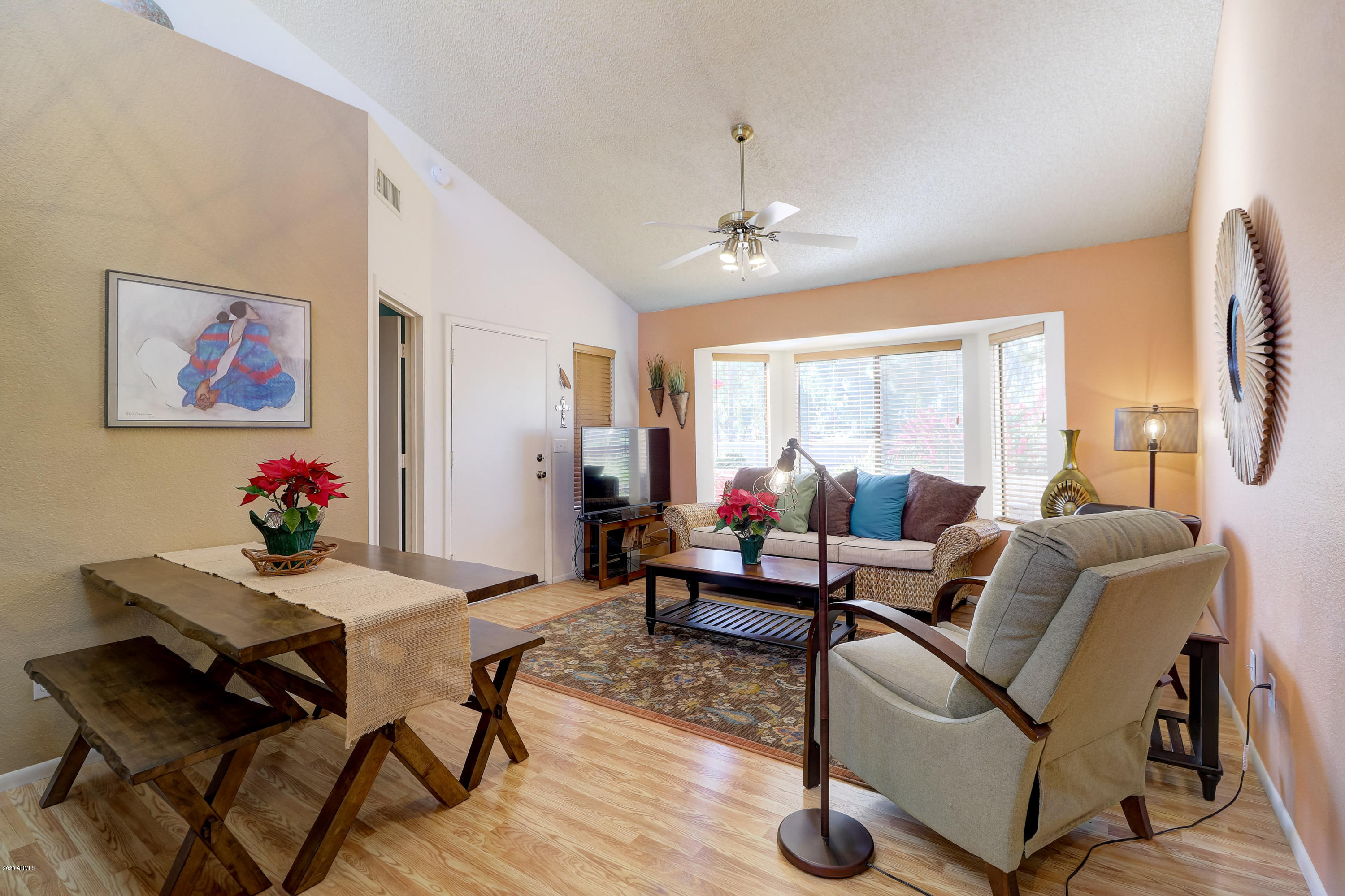 Large Great Room W/Vaulted Ceilings