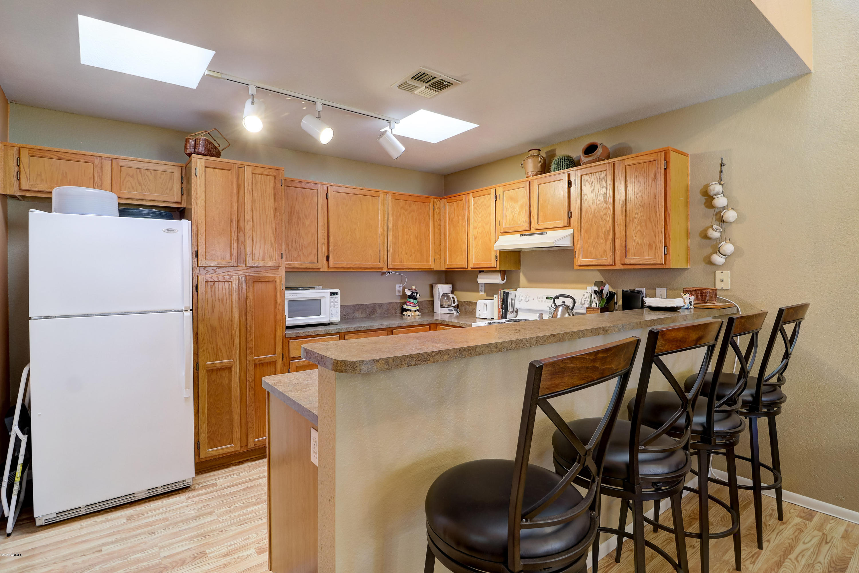 Kitchen W/Lots of Cabinets/Counter Space