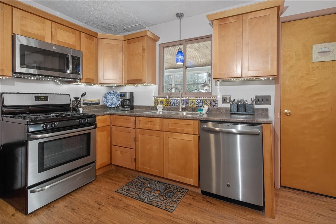 555 Elmgrove Road Gates, NY 14606 - Photo 7 of 29