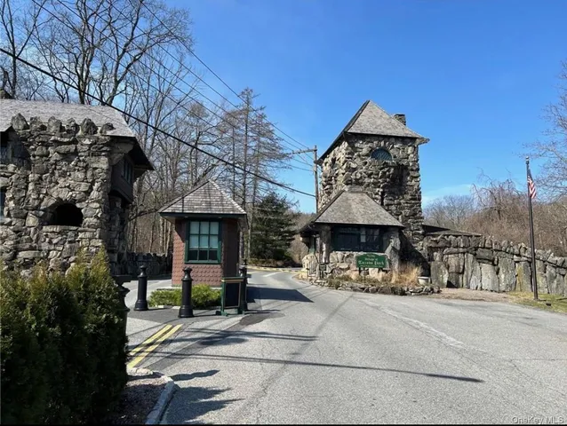 $1,295,000 | 1 Lookout Road, Tuxedo Park, NY 10987
