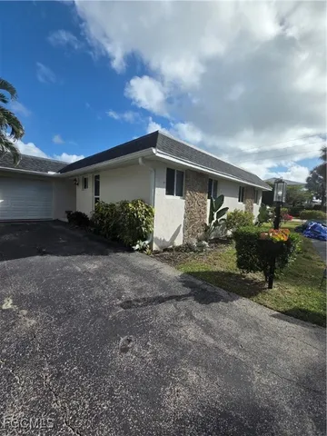 a view of a house with backyard and garden